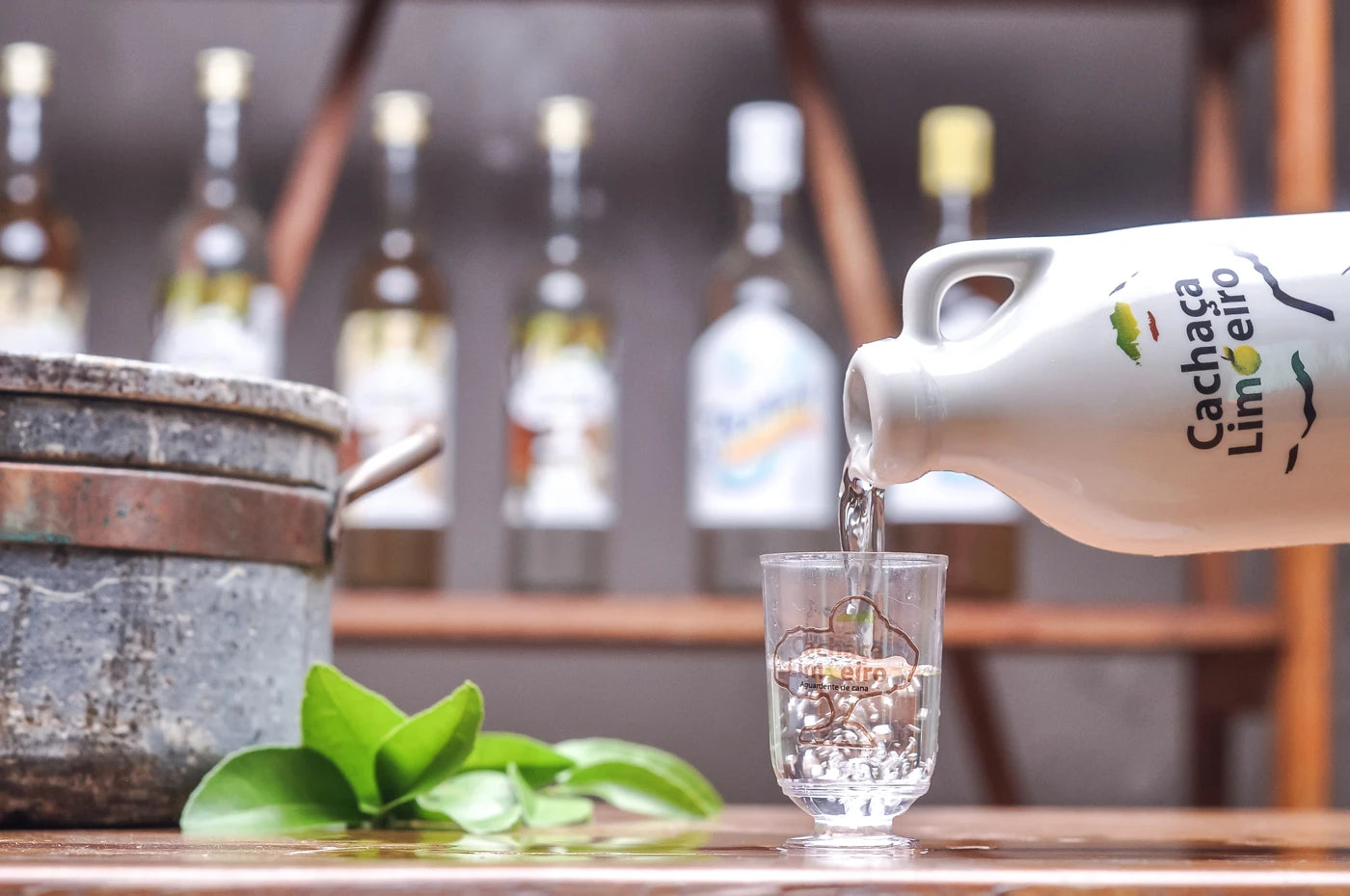 Cachaça servida à mesa na Fazenda Limoeiro